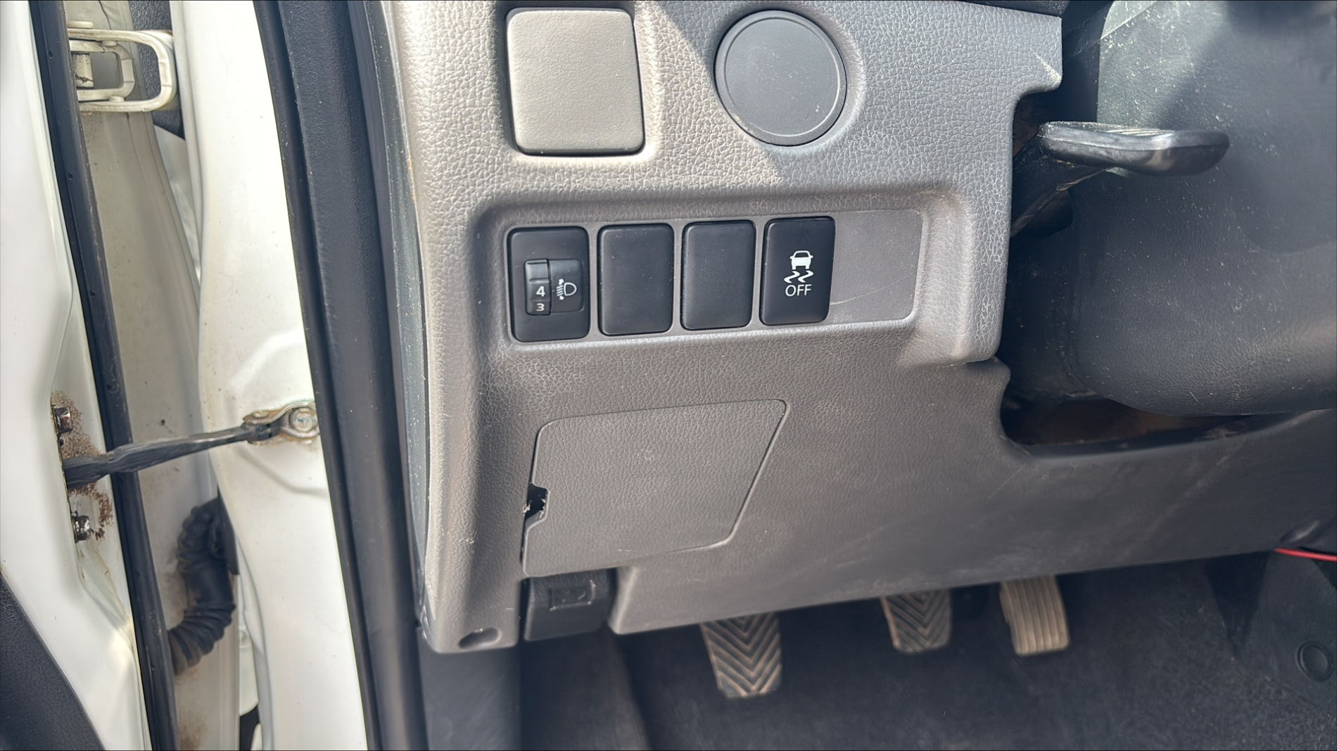 MITSUBISHI L200