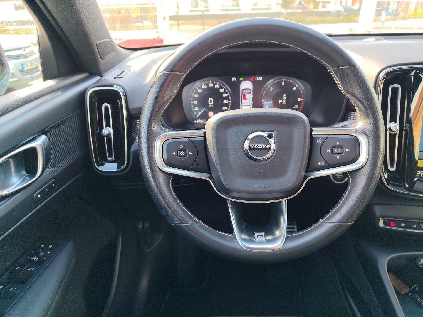VOLVO XC40