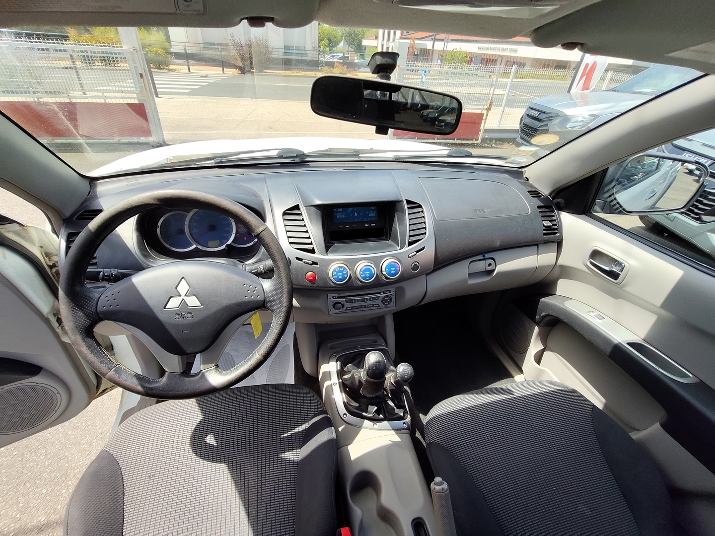 MITSUBISHI L200