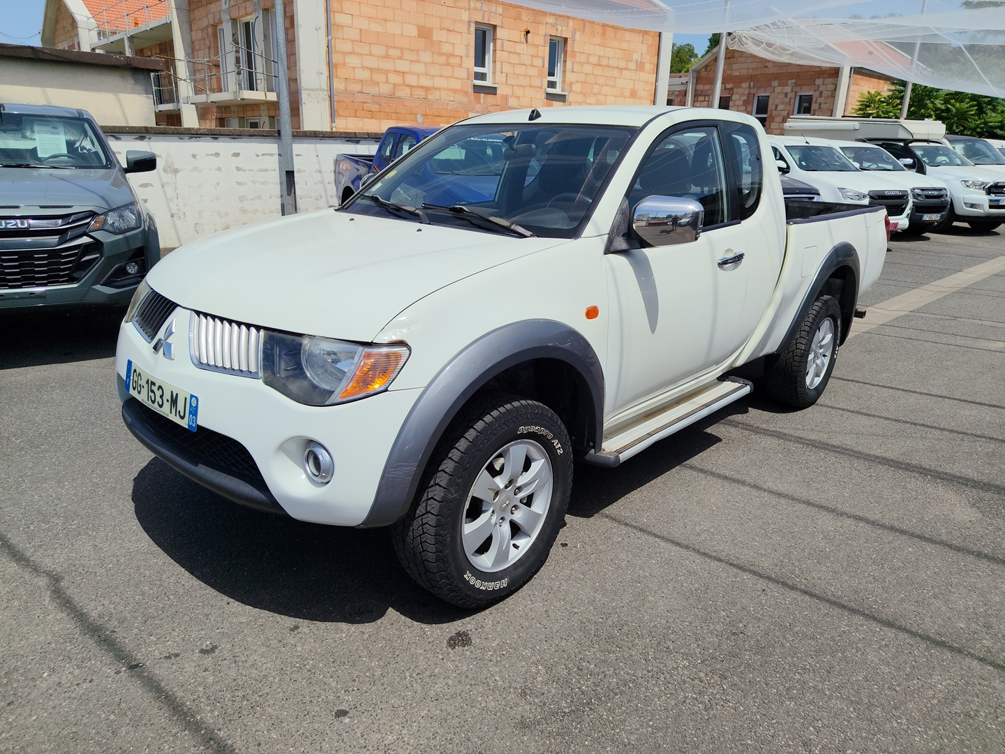 MITSUBISHI L200