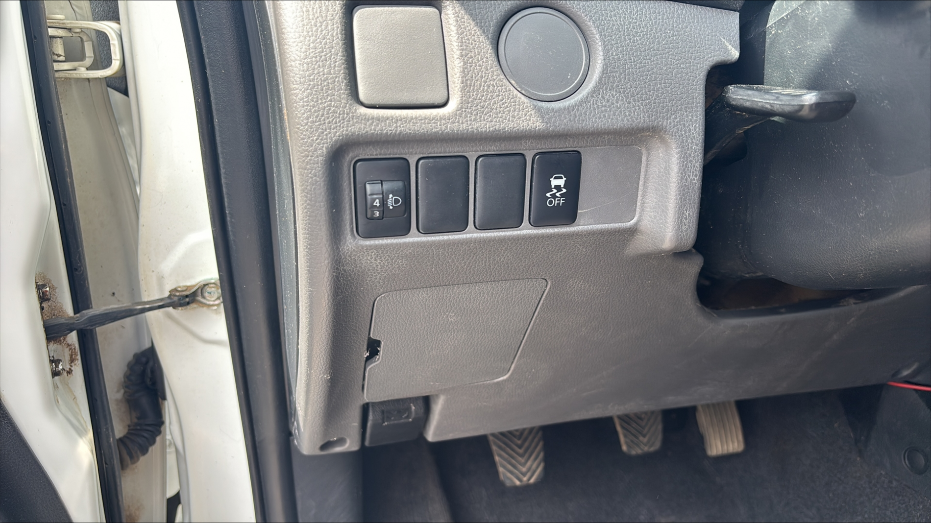 MITSUBISHI L200
