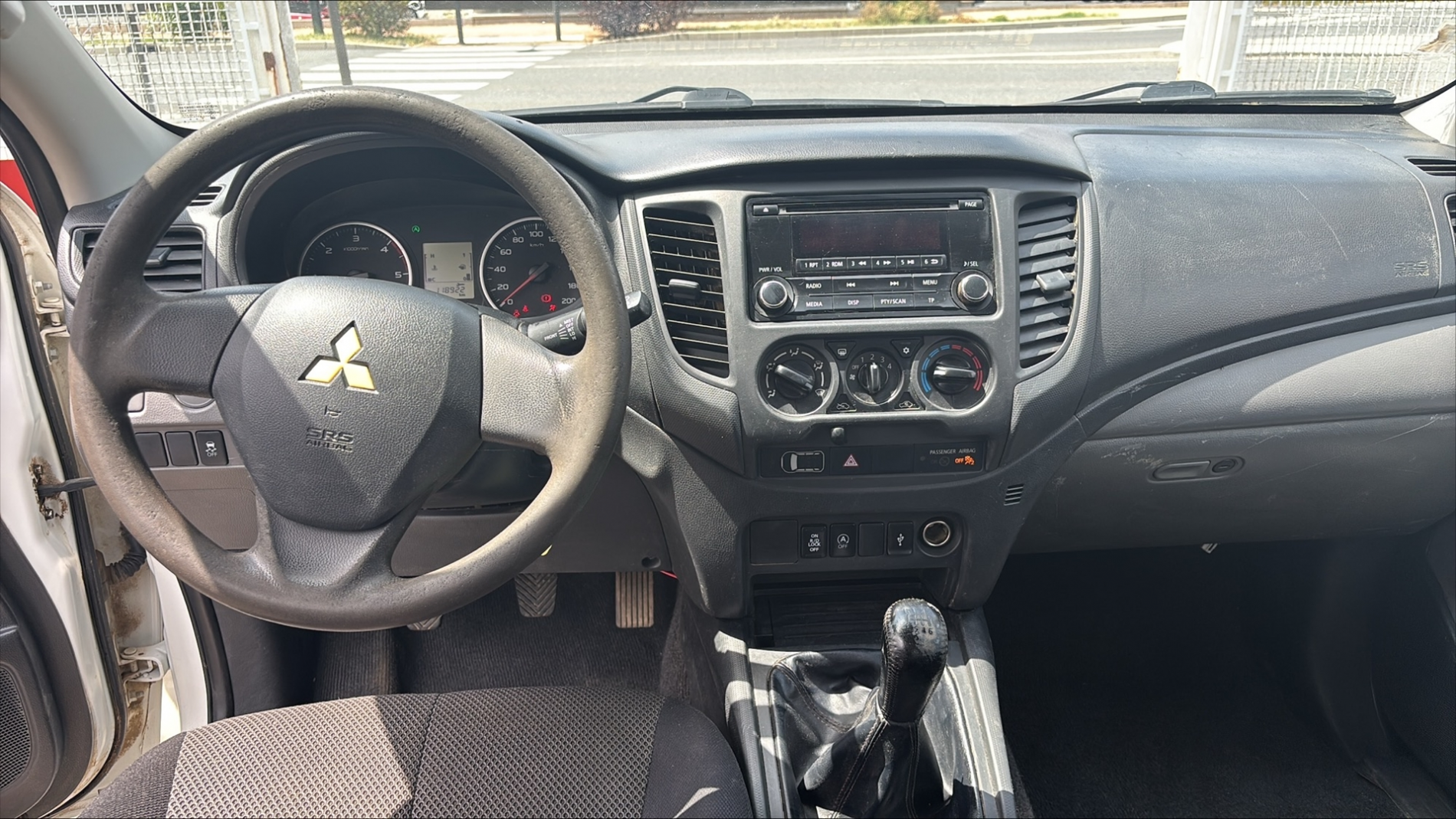 MITSUBISHI L200