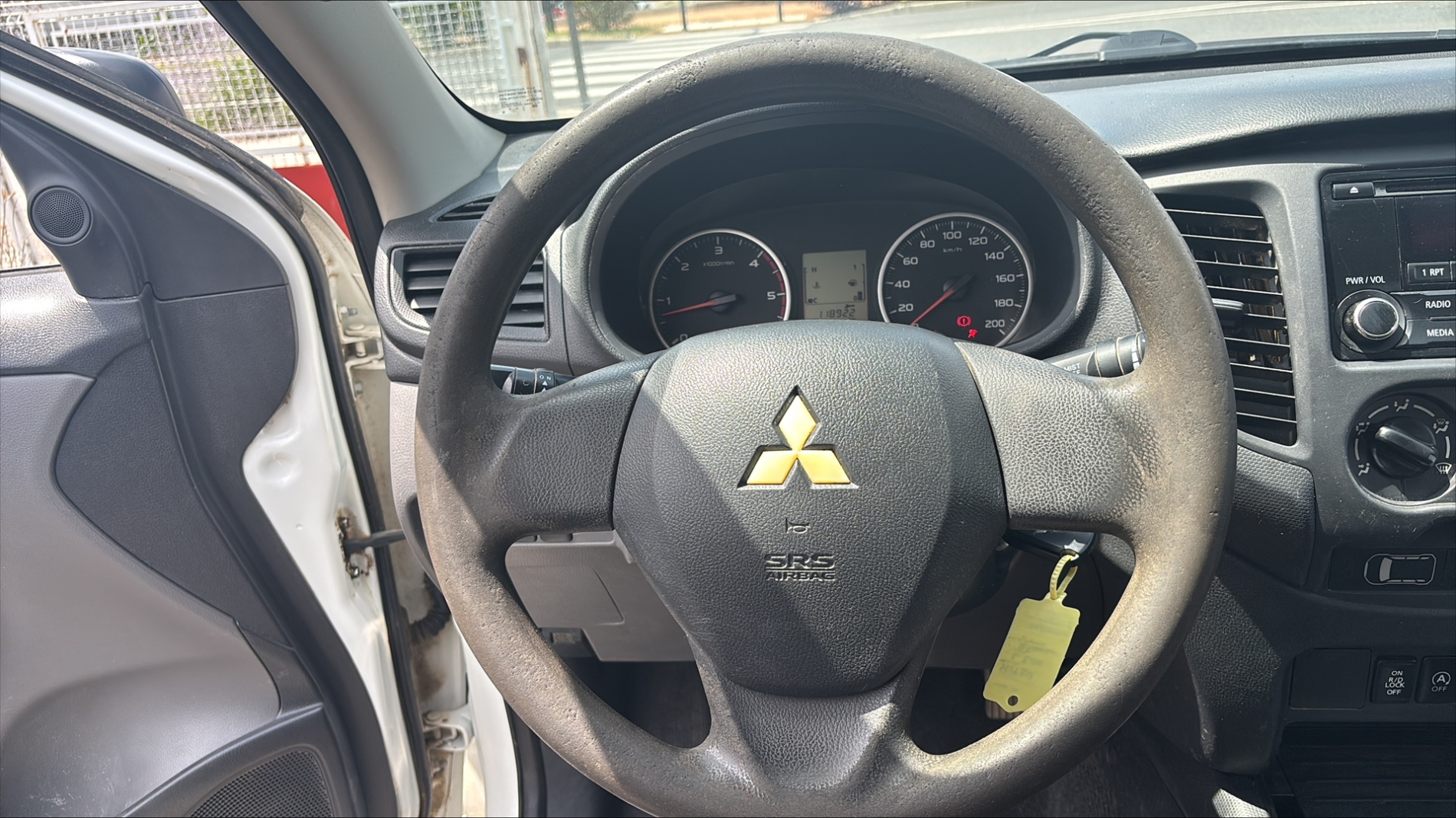 MITSUBISHI L200
